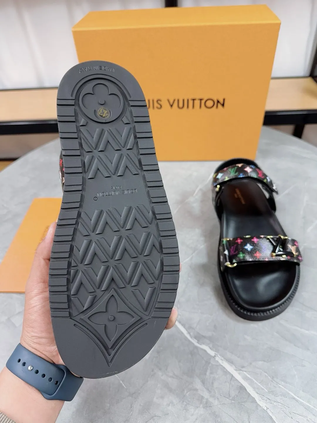 👟👟Ex-factory price 460👟👟 🌈LV | Louis Vuitton 🧡💚2025 spring and summer new style top version‼ ️The original version is the same. The counter focuses on the latest new beach shoes. Hard goods are new🆕 ❥Purchase level! Full of high-end feel! A popular model among bloggers at home and abroad, it’s retro and fashionable and looks amazing on your feet! Mainly recommended model on the official website★ ━━━━━ ЅᏇєєt ━━━━━ ▪️Upper: original customized leather ▪️Inner lining: cow lining ▪️Outsole: rubber PU combination high-end outsole ▪️Shoe size: 35-45 (35-45 customized